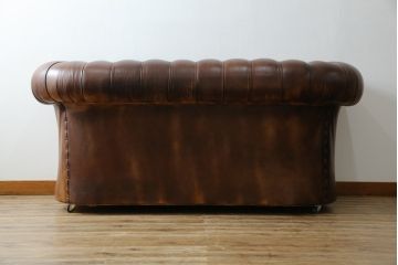 イギリス　Lloyd's Antiques(ロイズ・アンティークス)取り扱い　本革　優雅なくつろぎの時間におすすめの2人掛けチェスターフィールドソファ(レザーソファ、2P、二人掛け、アームソファ、英国)(R-073516)