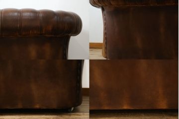 イギリス　Lloyd's Antiques(ロイズ・アンティークス)取り扱い　本革　優雅なくつろぎの時間におすすめの2人掛けチェスターフィールドソファ(レザーソファ、2P、二人掛け、アームソファ、英国)(R-073516)
