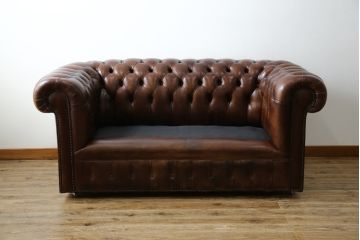 イギリス　Lloyd's Antiques(ロイズ・アンティークス)取り扱い　本革　優雅なくつろぎの時間におすすめの2人掛けチェスターフィールドソファ(レザーソファ、2P、二人掛け、アームソファ、英国)(R-073516)