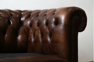 イギリス　Lloyd's Antiques(ロイズ・アンティークス)取り扱い　本革　優雅なくつろぎの時間におすすめの2人掛けチェスターフィールドソファ(レザーソファ、2P、二人掛け、アームソファ、英国)(R-073516)
