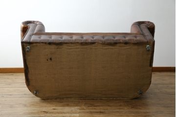 イギリス　Lloyd's Antiques(ロイズ・アンティークス)取り扱い　本革　優雅なくつろぎの時間におすすめの2人掛けチェスターフィールドソファ(レザーソファ、2P、二人掛け、アームソファ、英国)(R-073516)