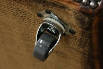 イギリス　Lloyd's Antiques(ロイズ・アンティークス)取り扱い　本革　優雅なくつろぎの時間におすすめの2人掛けチェスターフィールドソファ(レザーソファ、2P、二人掛け、アームソファ、英国)(R-073516)
