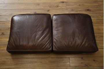 イギリス　Lloyd's Antiques(ロイズ・アンティークス)取り扱い　本革　優雅なくつろぎの時間におすすめの2人掛けチェスターフィールドソファ(レザーソファ、2P、二人掛け、アームソファ、英国)(R-073516)