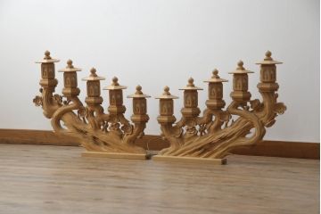 中古　ヒバ材　美術品のような存在感を放つ祭壇の彫刻照明2台セット(フロアスタンド、スタンドライト)(R-073518)