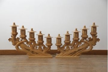 中古　ヒバ材　美術品のような存在感を放つ祭壇の彫刻照明2台セット(フロアスタンド、スタンドライト)(R-073518)