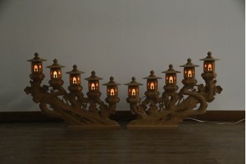 中古　ヒバ材　美術品のような存在感を放つ祭壇の彫刻照明2台セット(フロアスタンド、スタンドライト)(R-073518)