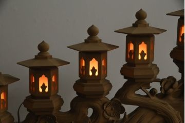 中古　ヒバ材　美術品のような存在感を放つ祭壇の彫刻照明2台セット(フロアスタンド、スタンドライト)(R-073518)