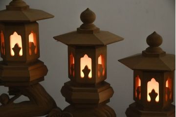 中古　ヒバ材　美術品のような存在感を放つ祭壇の彫刻照明2台セット(フロアスタンド、スタンドライト)(R-073518)