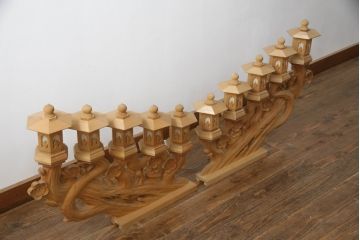中古　ヒバ材　美術品のような存在感を放つ祭壇の彫刻照明2台セット(フロアスタンド、スタンドライト)(R-073518)