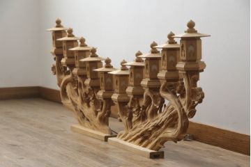 中古　ヒバ材　美術品のような存在感を放つ祭壇の彫刻照明2台セット(フロアスタンド、スタンドライト)(R-073518)