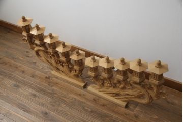 中古　ヒバ材　美術品のような存在感を放つ祭壇の彫刻照明2台セット(フロアスタンド、スタンドライト)(R-073518)