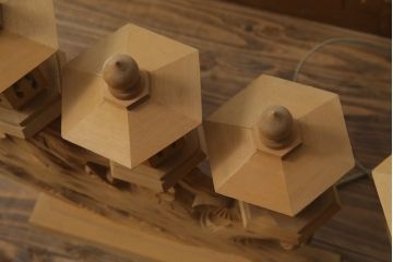 中古　ヒバ材　美術品のような存在感を放つ祭壇の彫刻照明2台セット(フロアスタンド、スタンドライト)(R-073518)