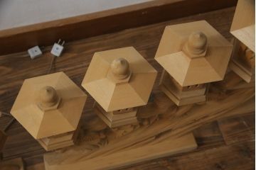 中古　ヒバ材　美術品のような存在感を放つ祭壇の彫刻照明2台セット(フロアスタンド、スタンドライト)(R-073518)