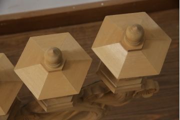 中古　ヒバ材　美術品のような存在感を放つ祭壇の彫刻照明2台セット(フロアスタンド、スタンドライト)(R-073518)