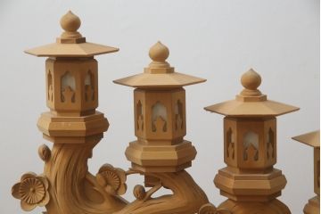 中古　ヒバ材　美術品のような存在感を放つ祭壇の彫刻照明2台セット(フロアスタンド、スタンドライト)(R-073518)