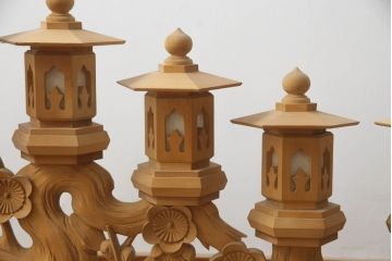 中古　ヒバ材　美術品のような存在感を放つ祭壇の彫刻照明2台セット(フロアスタンド、スタンドライト)(R-073518)