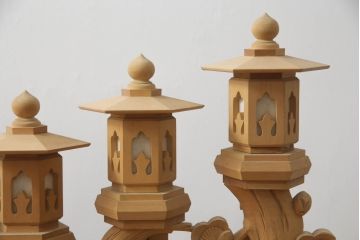 中古　ヒバ材　美術品のような存在感を放つ祭壇の彫刻照明2台セット(フロアスタンド、スタンドライト)(R-073518)