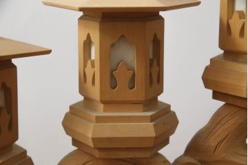 中古　ヒバ材　美術品のような存在感を放つ祭壇の彫刻照明2台セット(フロアスタンド、スタンドライト)(R-073518)