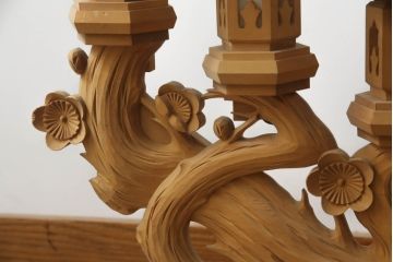 中古　ヒバ材　美術品のような存在感を放つ祭壇の彫刻照明2台セット(フロアスタンド、スタンドライト)(R-073518)