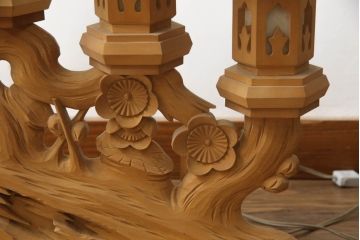中古　ヒバ材　美術品のような存在感を放つ祭壇の彫刻照明2台セット(フロアスタンド、スタンドライト)(R-073518)