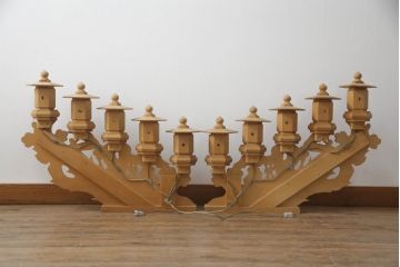 中古　ヒバ材　美術品のような存在感を放つ祭壇の彫刻照明2台セット(フロアスタンド、スタンドライト)(R-073518)
