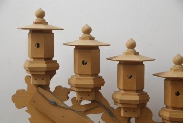 中古　ヒバ材　美術品のような存在感を放つ祭壇の彫刻照明2台セット(フロアスタンド、スタンドライト)(R-073518)