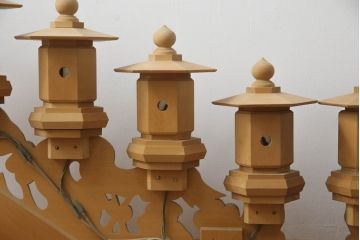 中古　ヒバ材　美術品のような存在感を放つ祭壇の彫刻照明2台セット(フロアスタンド、スタンドライト)(R-073518)