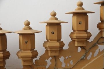 中古　ヒバ材　美術品のような存在感を放つ祭壇の彫刻照明2台セット(フロアスタンド、スタンドライト)(R-073518)