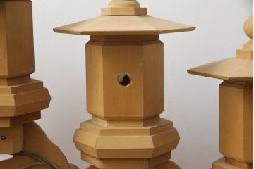 中古　ヒバ材　美術品のような存在感を放つ祭壇の彫刻照明2台セット(フロアスタンド、スタンドライト)(R-073518)