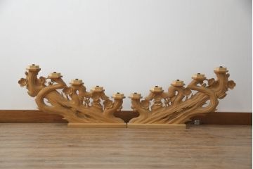 中古　ヒバ材　美術品のような存在感を放つ祭壇の彫刻照明2台セット(フロアスタンド、スタンドライト)(R-073518)