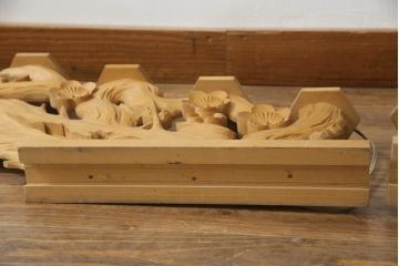 中古　ヒバ材　美術品のような存在感を放つ祭壇の彫刻照明2台セット(フロアスタンド、スタンドライト)(R-073518)