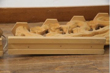 中古　ヒバ材　美術品のような存在感を放つ祭壇の彫刻照明2台セット(フロアスタンド、スタンドライト)(R-073518)