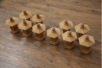 中古　ヒバ材　美術品のような存在感を放つ祭壇の彫刻照明2台セット(フロアスタンド、スタンドライト)(R-073518)