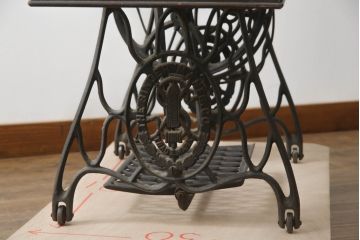 ジャンク品　SINGER(シンガー)社　お洒落なアンティークの空間を演出するミシンテーブル(シンガーミシン、ミシン台、足踏み、工業用ミシン、サイドテーブル、ディスプレイ)(R-073519)