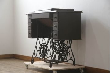 ジャンク品　SINGER(シンガー)社　お洒落なアンティークの空間を演出するミシンテーブル(シンガーミシン、ミシン台、足踏み、工業用ミシン、サイドテーブル、ディスプレイ)(R-073519)