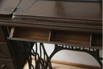 ジャンク品　SINGER(シンガー)社　お洒落なアンティークの空間を演出するミシンテーブル(シンガーミシン、ミシン台、足踏み、工業用ミシン、サイドテーブル、ディスプレイ)(R-073519)