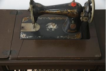 ジャンク品　SINGER(シンガー)社　お洒落なアンティークの空間を演出するミシンテーブル(シンガーミシン、ミシン台、足踏み、工業用ミシン、サイドテーブル、ディスプレイ)(R-073519)