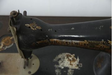 ジャンク品　SINGER(シンガー)社　お洒落なアンティークの空間を演出するミシンテーブル(シンガーミシン、ミシン台、足踏み、工業用ミシン、サイドテーブル、ディスプレイ)(R-073519)