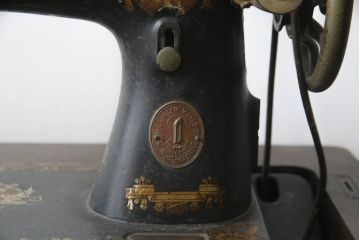ジャンク品　SINGER(シンガー)社　お洒落なアンティークの空間を演出するミシンテーブル(シンガーミシン、ミシン台、足踏み、工業用ミシン、サイドテーブル、ディスプレイ)(R-073519)