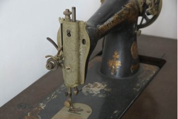 ジャンク品　SINGER(シンガー)社　お洒落なアンティークの空間を演出するミシンテーブル(シンガーミシン、ミシン台、足踏み、工業用ミシン、サイドテーブル、ディスプレイ)(R-073519)