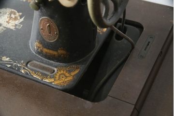 ジャンク品　SINGER(シンガー)社　お洒落なアンティークの空間を演出するミシンテーブル(シンガーミシン、ミシン台、足踏み、工業用ミシン、サイドテーブル、ディスプレイ)(R-073519)