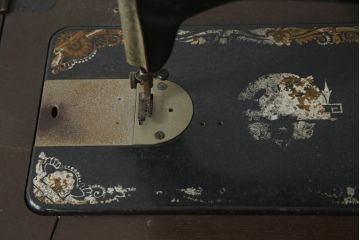 ジャンク品　SINGER(シンガー)社　お洒落なアンティークの空間を演出するミシンテーブル(シンガーミシン、ミシン台、足踏み、工業用ミシン、サイドテーブル、ディスプレイ)(R-073519)