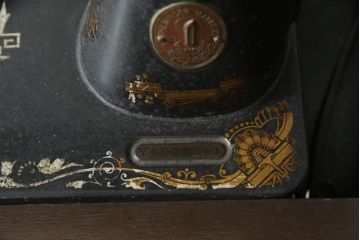 ジャンク品　SINGER(シンガー)社　お洒落なアンティークの空間を演出するミシンテーブル(シンガーミシン、ミシン台、足踏み、工業用ミシン、サイドテーブル、ディスプレイ)(R-073519)