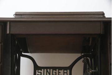 ジャンク品　SINGER(シンガー)社　お洒落なアンティークの空間を演出するミシンテーブル(シンガーミシン、ミシン台、足踏み、工業用ミシン、サイドテーブル、ディスプレイ)(R-073519)