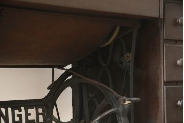 ジャンク品　SINGER(シンガー)社　お洒落なアンティークの空間を演出するミシンテーブル(シンガーミシン、ミシン台、足踏み、工業用ミシン、サイドテーブル、ディスプレイ)(R-073519)