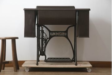 ジャンク品　SINGER(シンガー)社　お洒落なアンティークの空間を演出するミシンテーブル(シンガーミシン、ミシン台、足踏み、工業用ミシン、サイドテーブル、ディスプレイ)(R-073519)