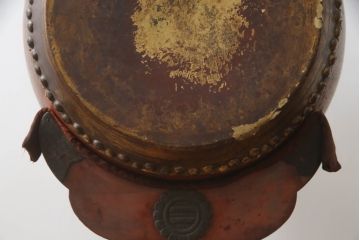 アンティーク　江戸〜明治　味わい深い風合いが魅力的な和太鼓(朱塗台付、神社、お寺、仏教美術、和楽器)(R-073520)