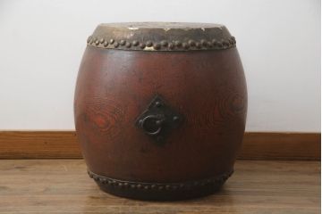 アンティーク　江戸〜明治　味わい深い風合いが魅力的な和太鼓(朱塗台付、神社、お寺、仏教美術、和楽器)(R-073520)