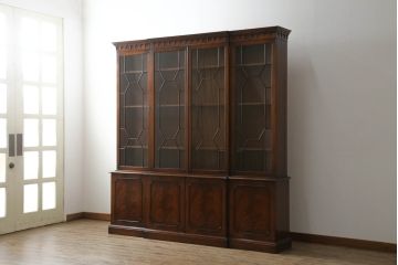 中古　高級品!!　IDC大塚家具　マホガニー材　支輪の飾りがお洒落なアンティーク調キャビネット(カップボード、食器棚、収納棚、戸棚、飾り棚)(定価約125万円)(R-073521)