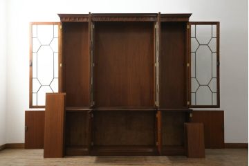 中古　高級品!!　IDC大塚家具　マホガニー材　支輪の飾りがお洒落なアンティーク調キャビネット(カップボード、食器棚、収納棚、戸棚、飾り棚)(定価約125万円)(R-073521)